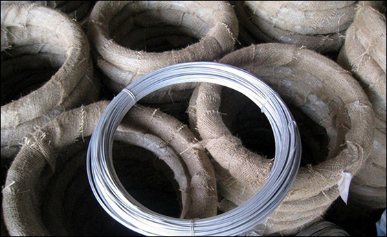 Galvanized iron wire packed in 25 kg rolls outside with jute cloth